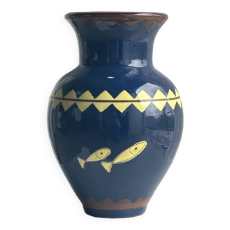 Blue and yellow vase with fish pattern H22