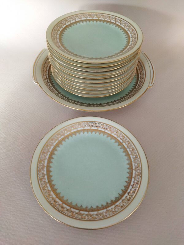 Plat et 11 assiettes à dessert en porcelaine Chapus Frères Limoges