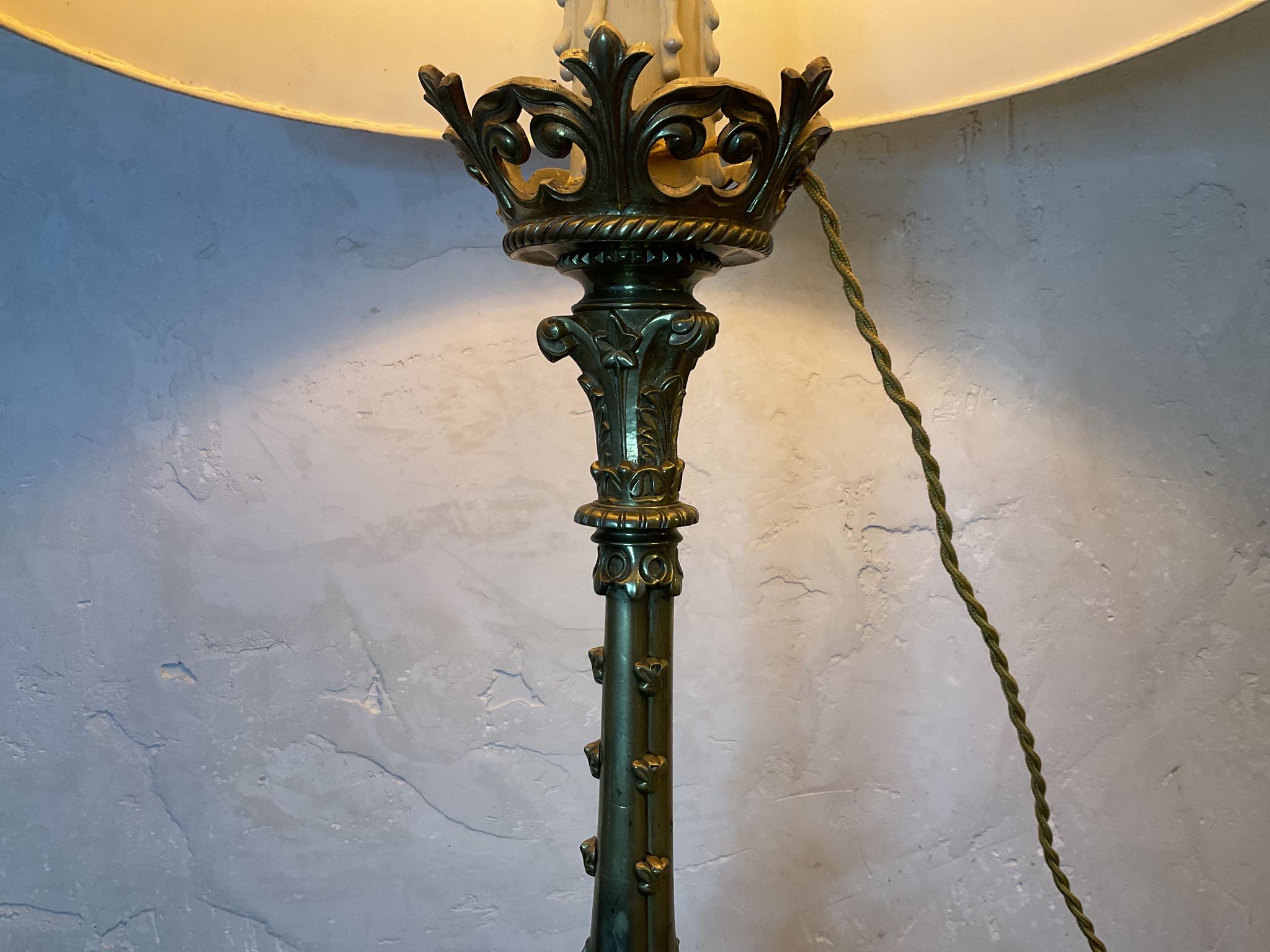 Lampe pique cierge bronze tripodes décor aigle