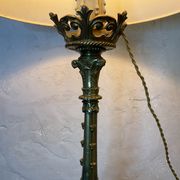 Lampe pique cierge bronze tripodes décor aigle