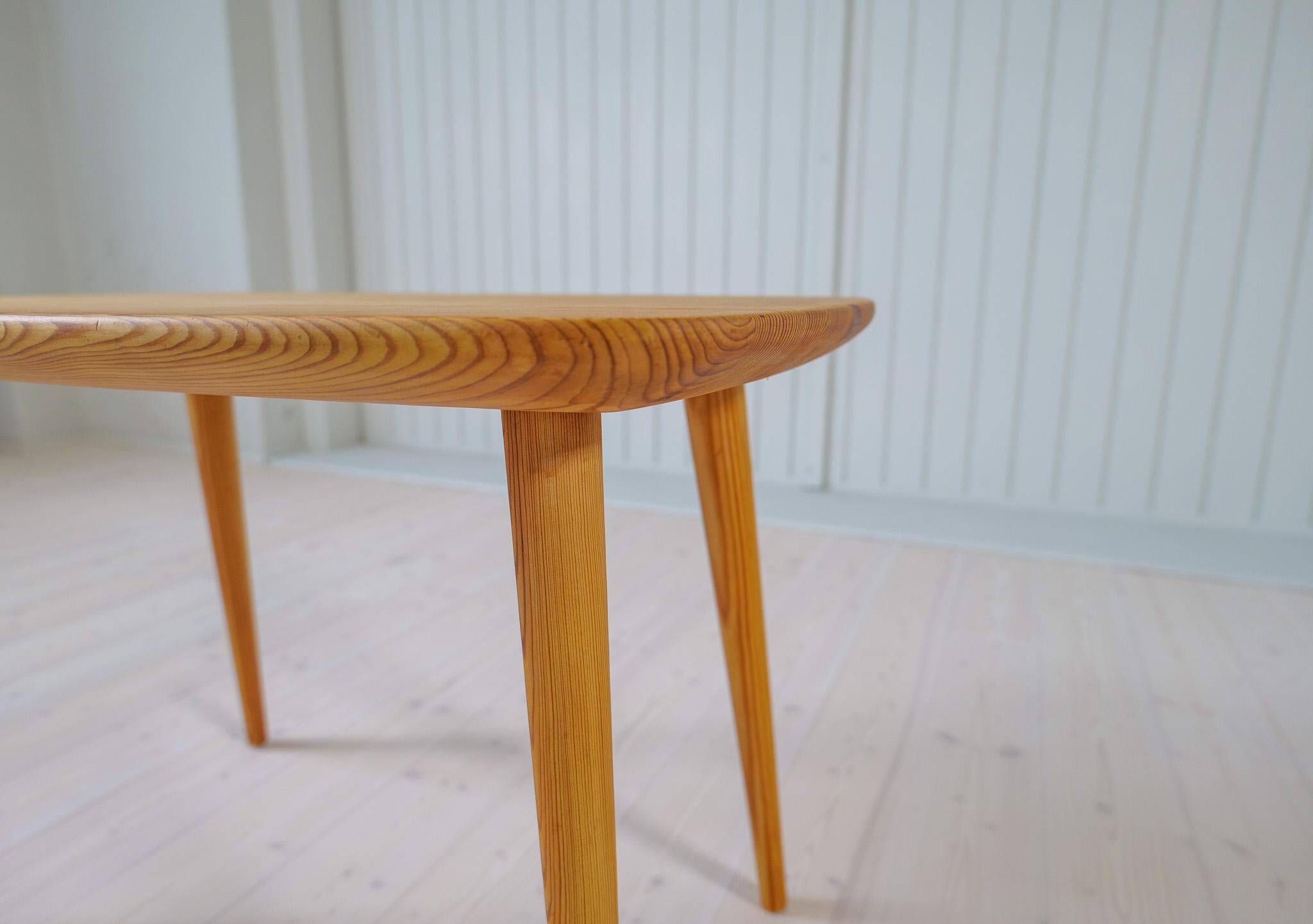 Table basse moderne du milieu du siècle en pin Suède 1940s