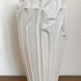 Vase blanc art nouveau avec fleurs et libellules