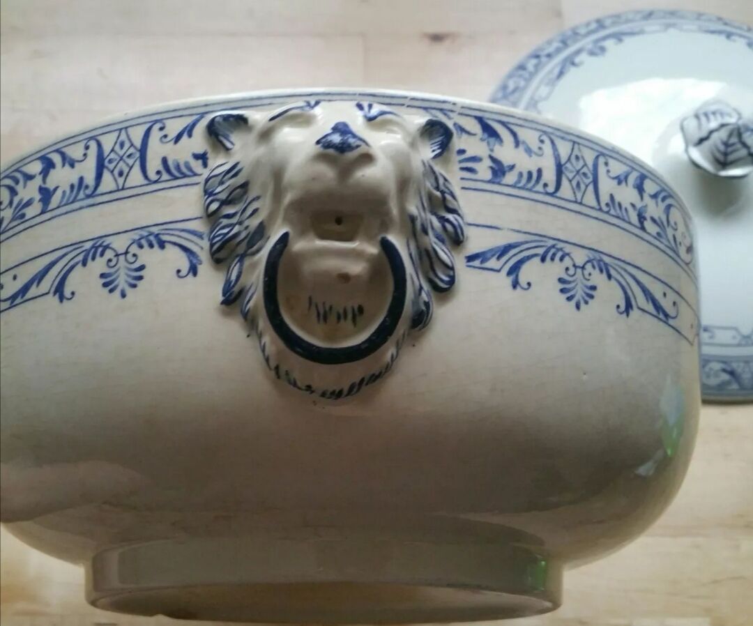 Lions head soup Colbert Creil and Montereau