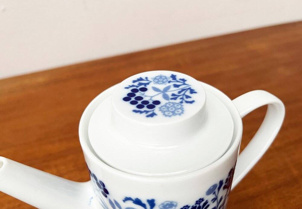 Teapot or coffee pot in German ceramic from the mid-century, Hamburg Form 20 series decor Blumenspiel by Lieselotte Kantner for Melitta, 1960s.