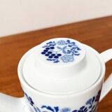 Teapot or coffee pot in German ceramic from the mid-century, Hamburg Form 20 series decor Blumenspiel by Lieselotte Kantner for Melitta, 1960s.