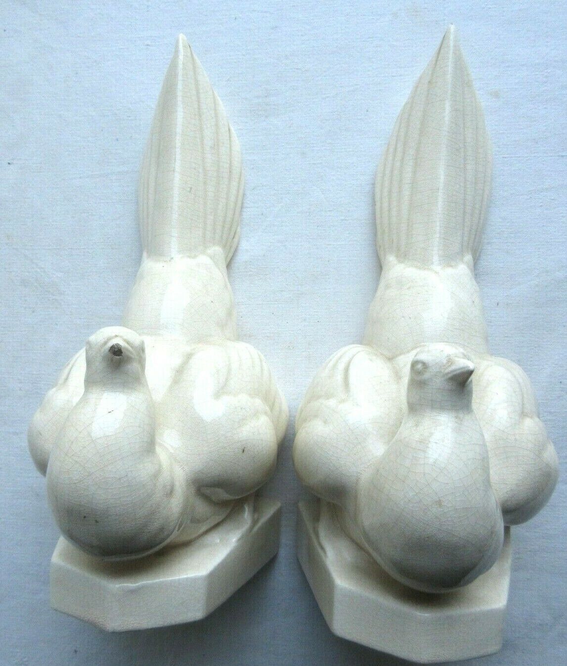 Cracked white ceramic Art Deco book-snables: Birds, Doves