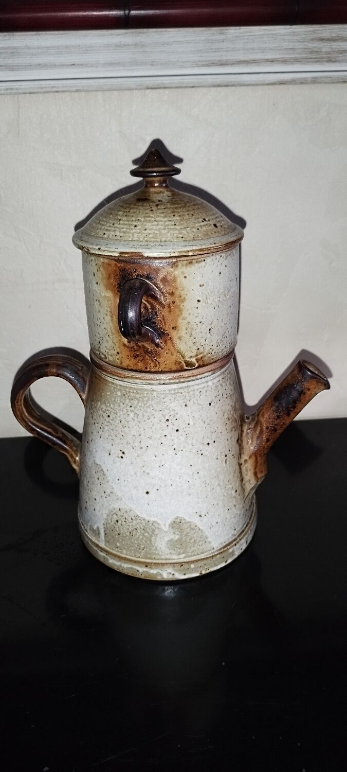Stoneware coffee pot with filter