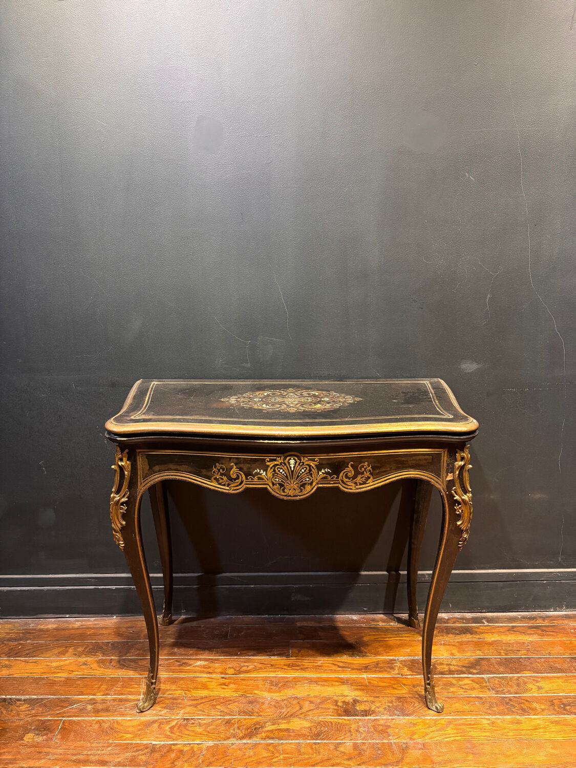 Antique wooden and brass game table – Timeless elegance