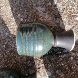Tasses gobelets en grès sur pied originales signées.