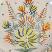 Assiette en faience Hr Quimper décor floral peint a la main