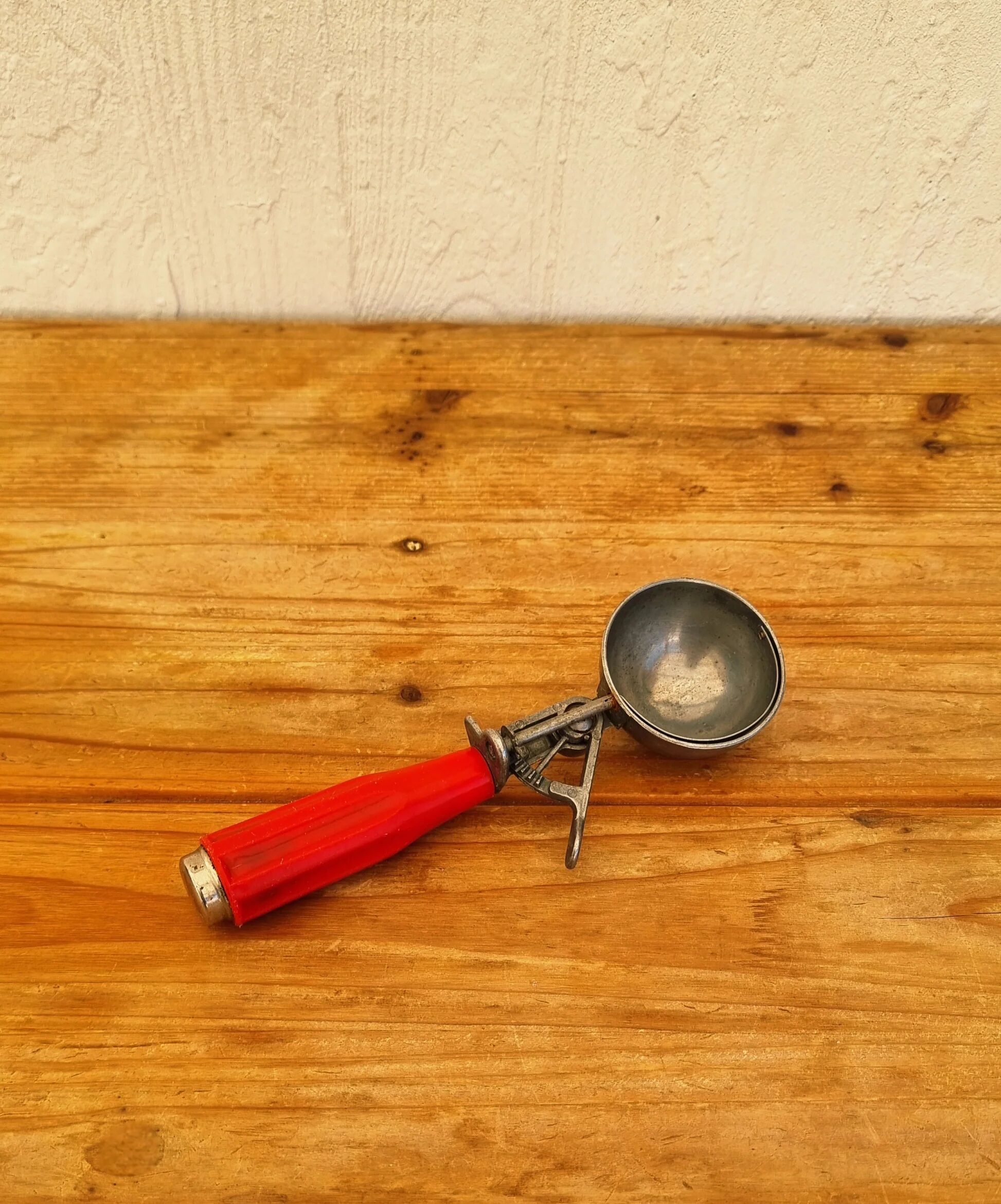 Cuillère à glace rétro manche rouge esprit bistrot vintage