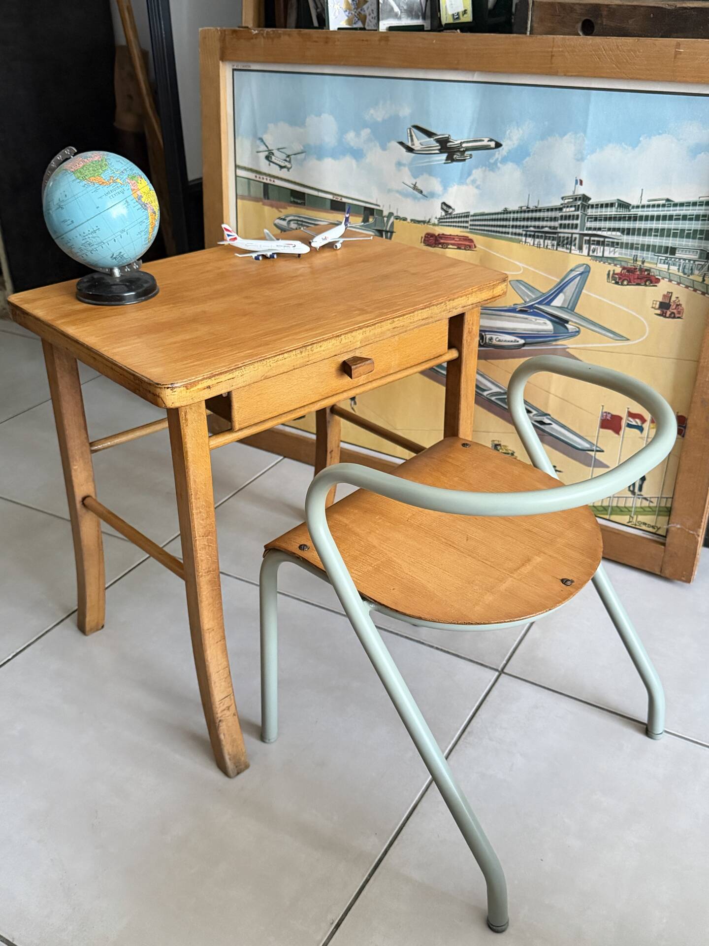 Bureau enfant Baumann en bois et chaise Hitier vintage