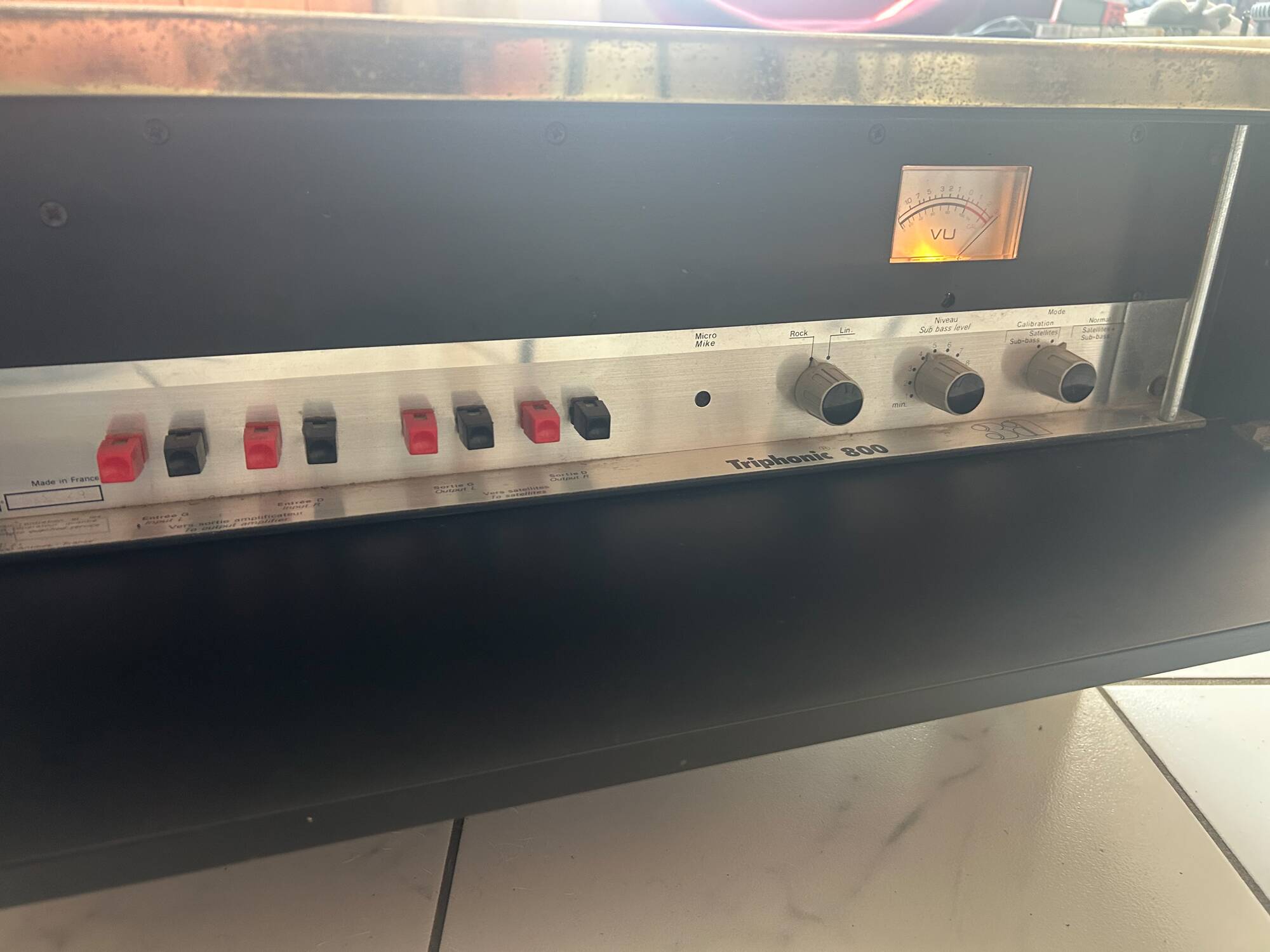 Triphonic coffee table • TR800 3A and its 2 speakers
