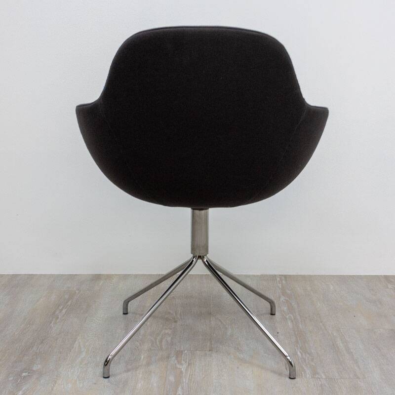 Chaise Palma de chez Offecct en tissu gris foncé