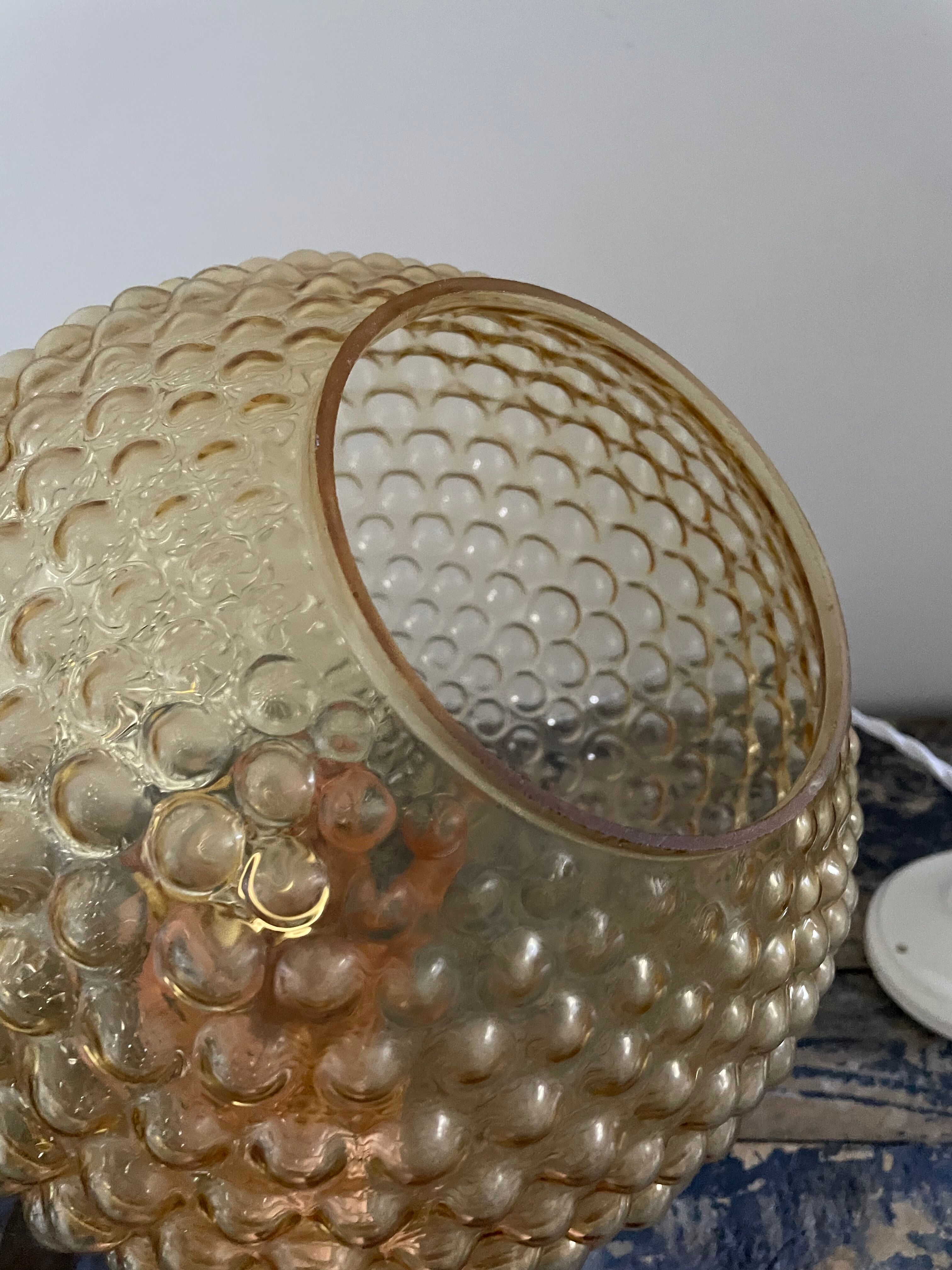 Globe suspension with large bubbles