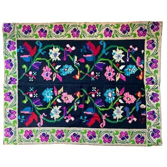 Tapis de laine roumaine design floral avec bordure verte sur fond noir 180x153cm