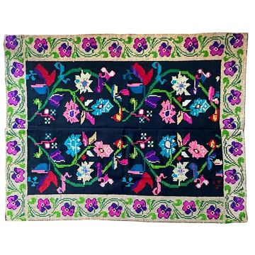 Tapis de laine roumaine design floral avec bordure verte sur fond noir 180x153cm