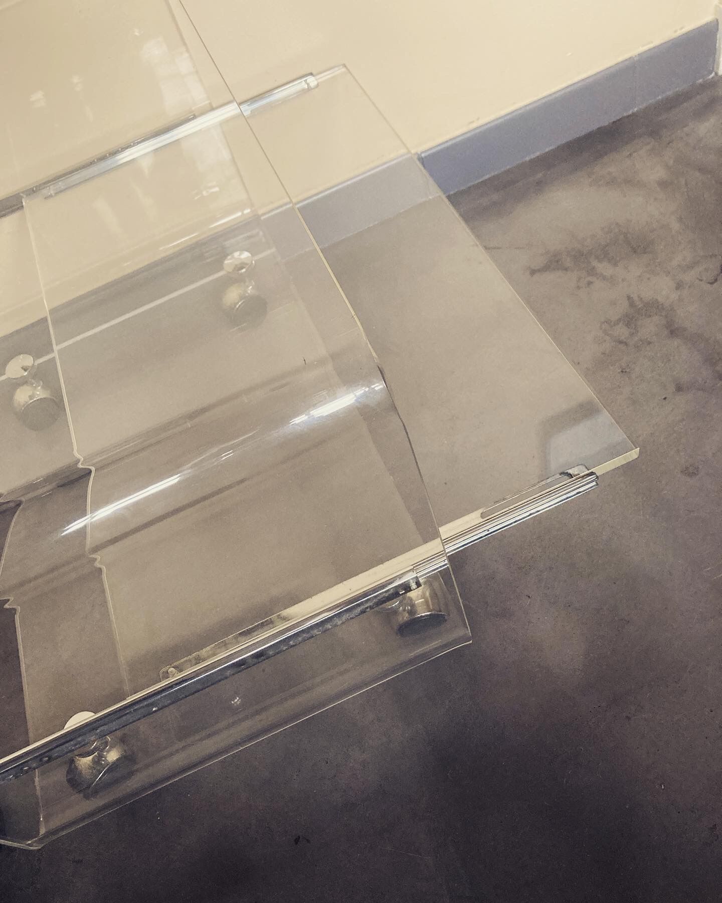 Serving in plexisglas