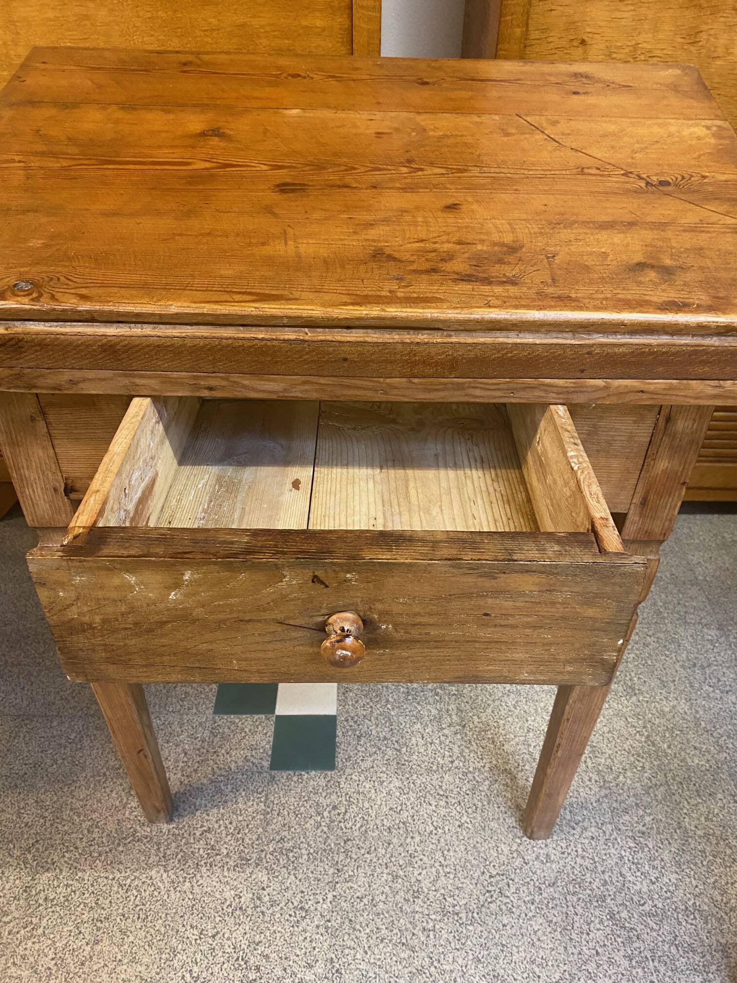 Desk desk in pitchpin early 20th century with drawer
