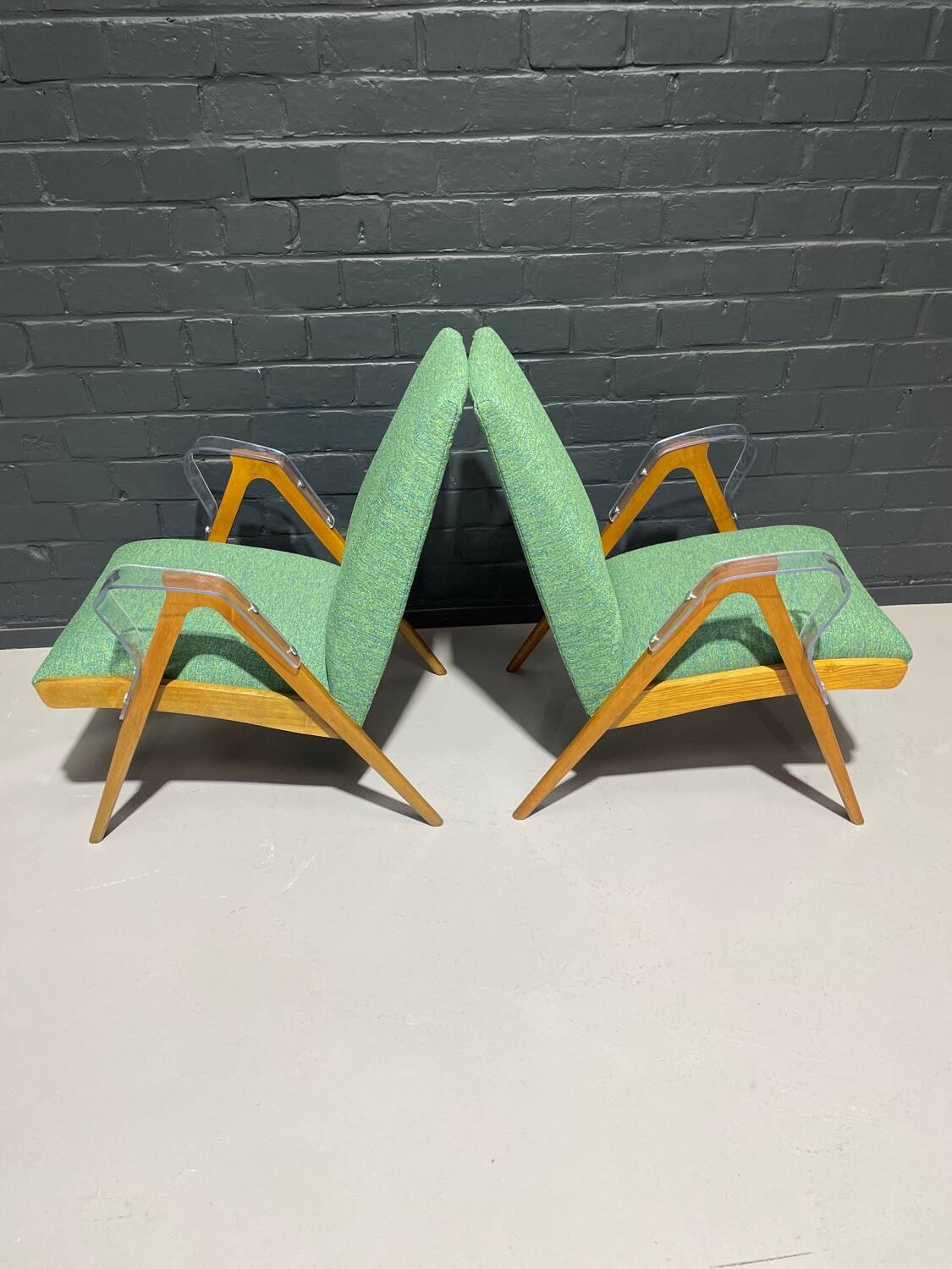 Paire de fauteuils par Tatra Nabytok