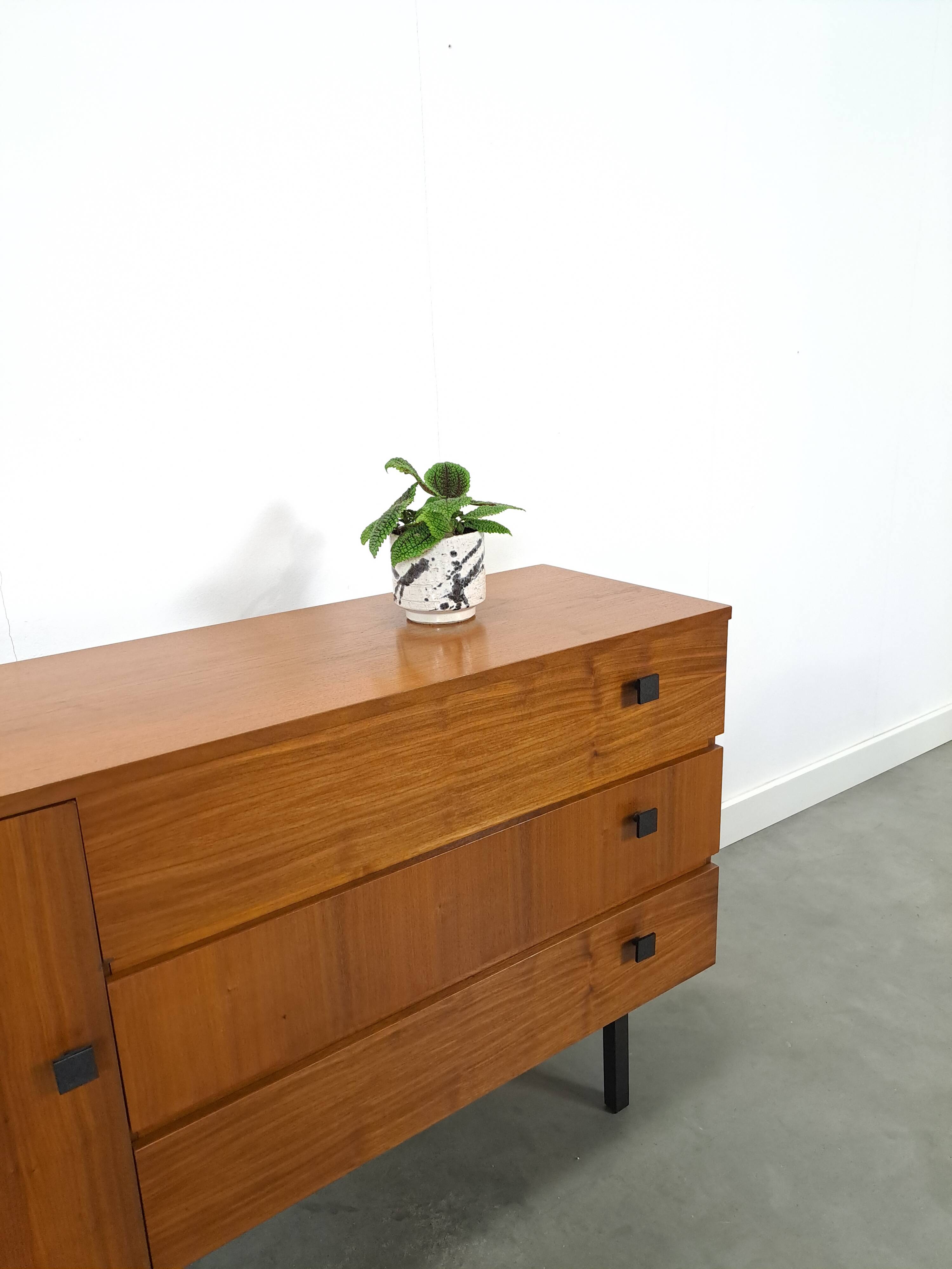 Armoire avec espace de rangement et poignées noires, buffet vintage