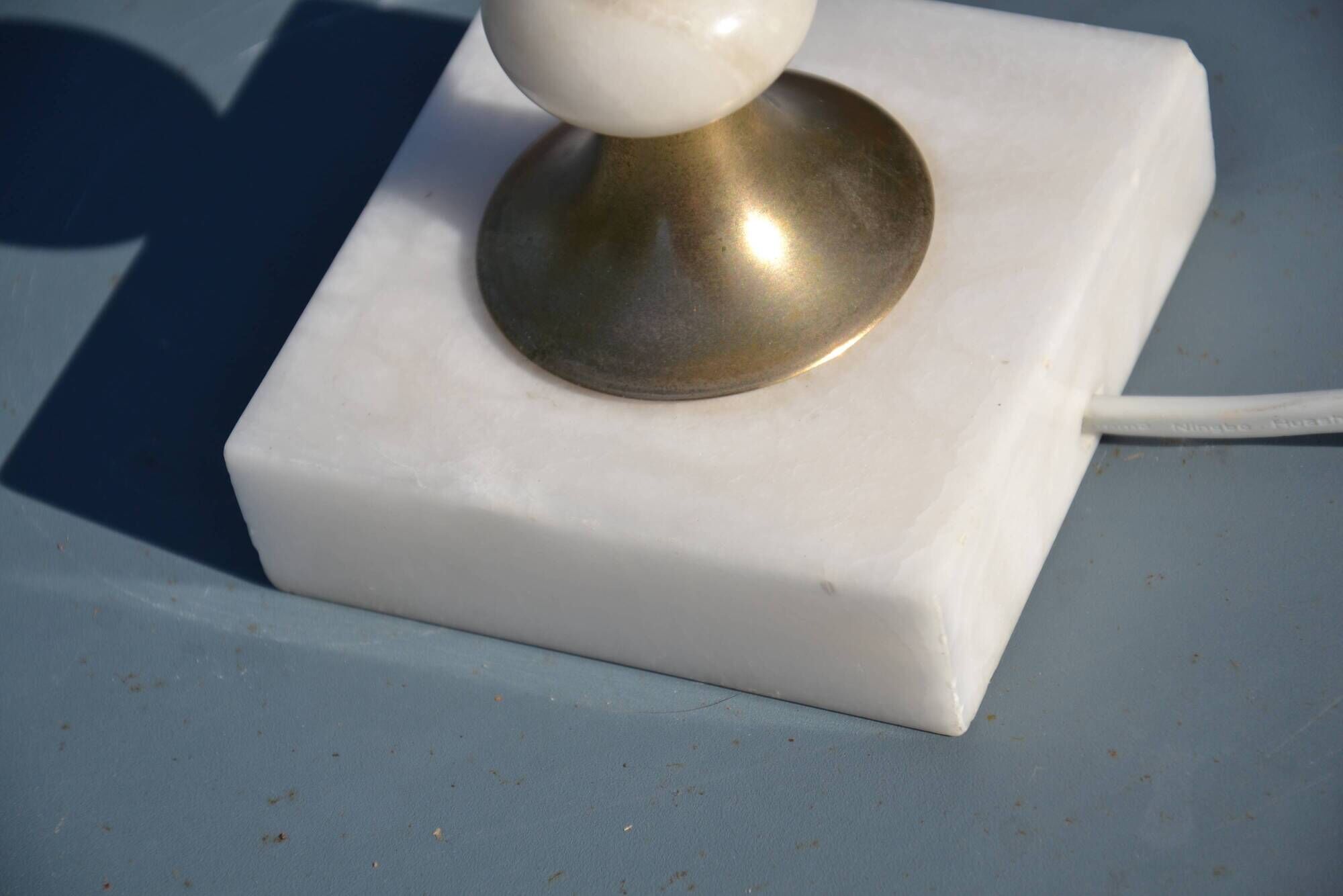 Lamp in white alabaster and brass
