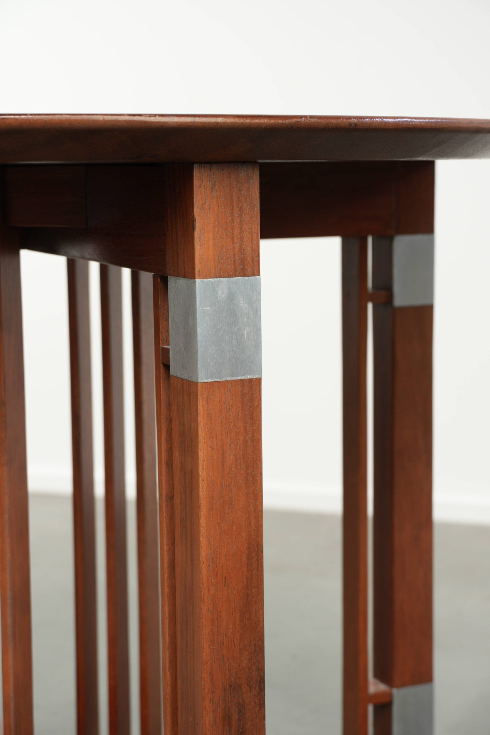 Table d'appoint ronde au design Art Déco