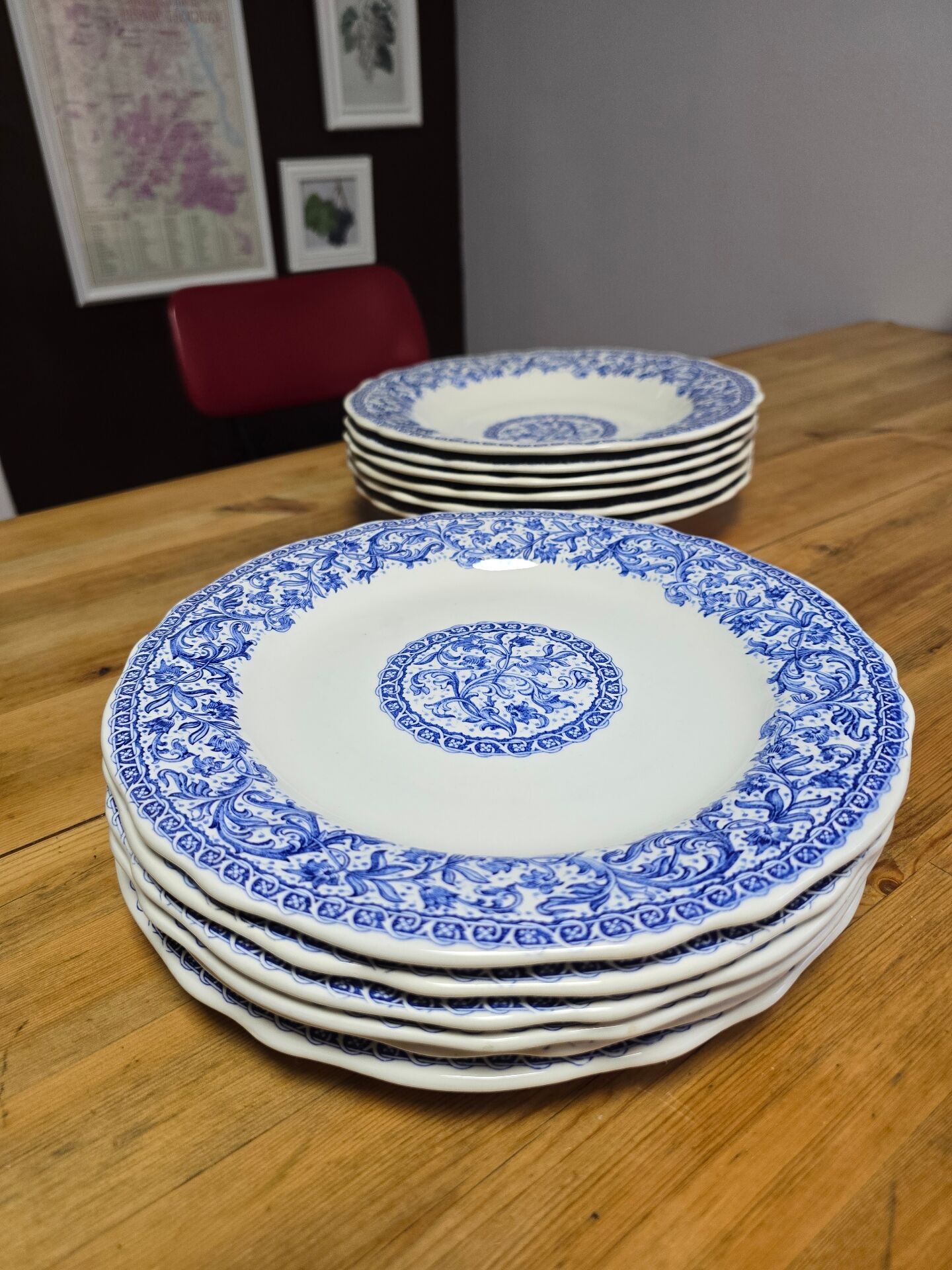 Flat plates Gien with blue patterns in perfect condition.