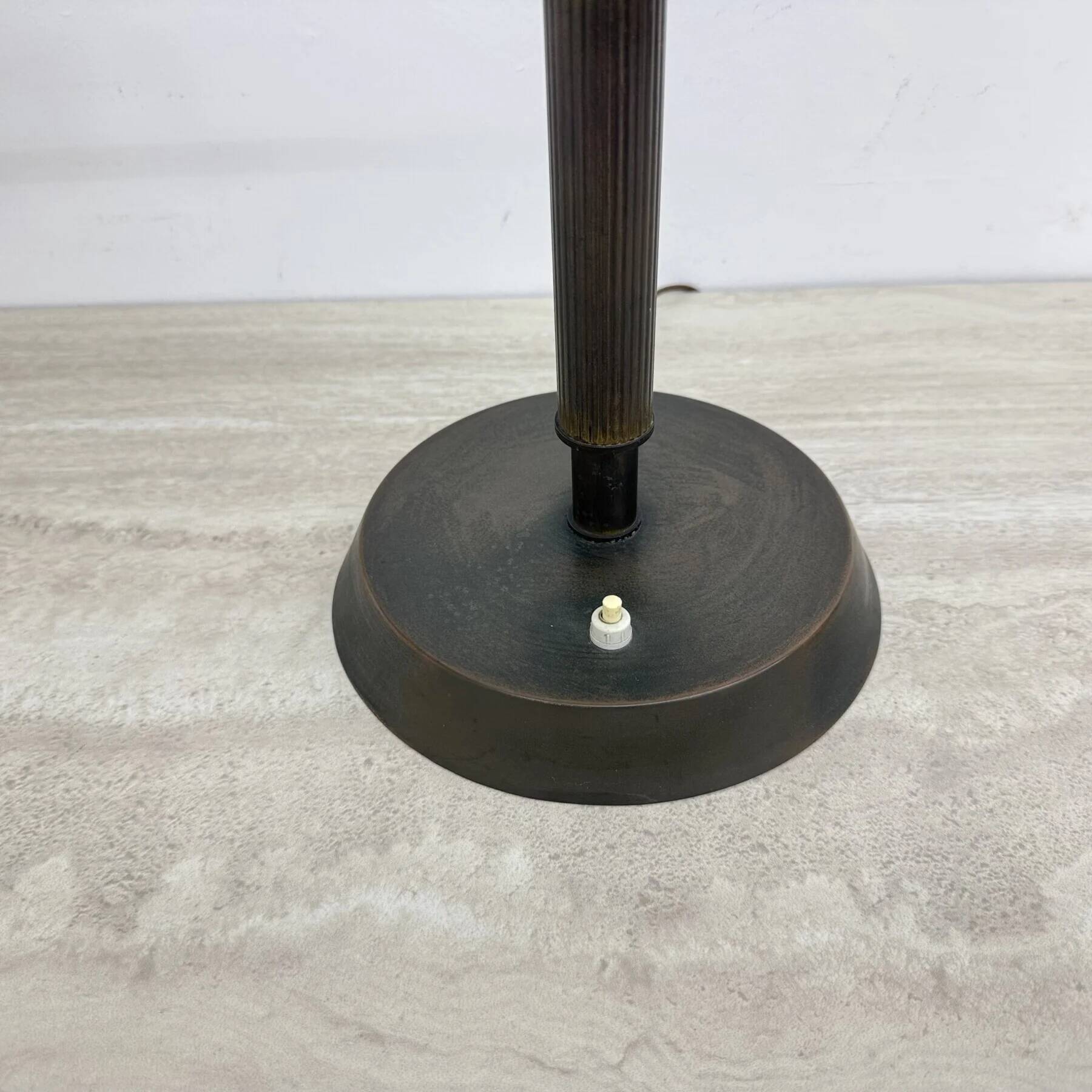 Mid-century Italian brass table desk lamp with pantograph arm, 1940s