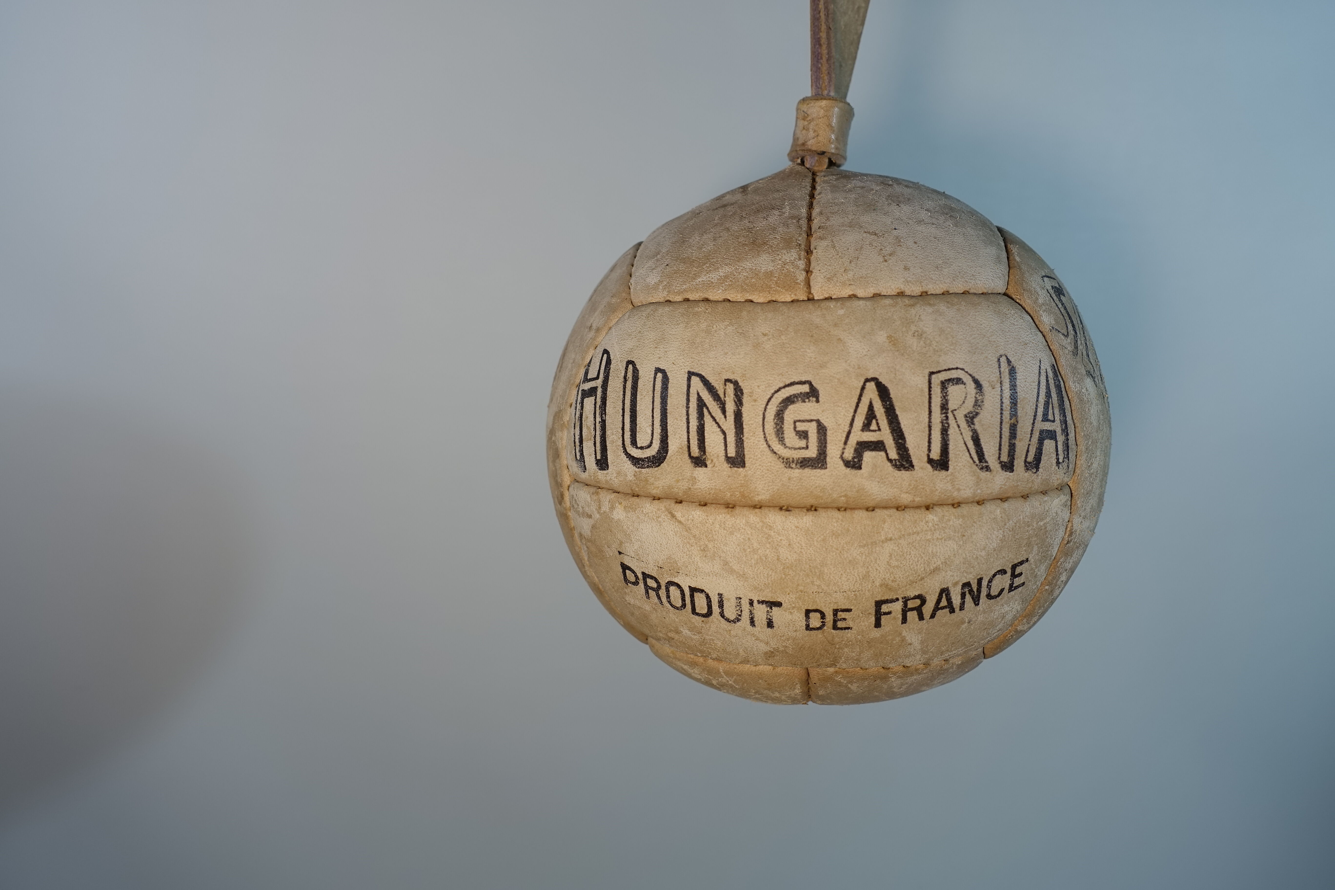 Ballon en cuir cousu " Slingball " Hungaria 1960