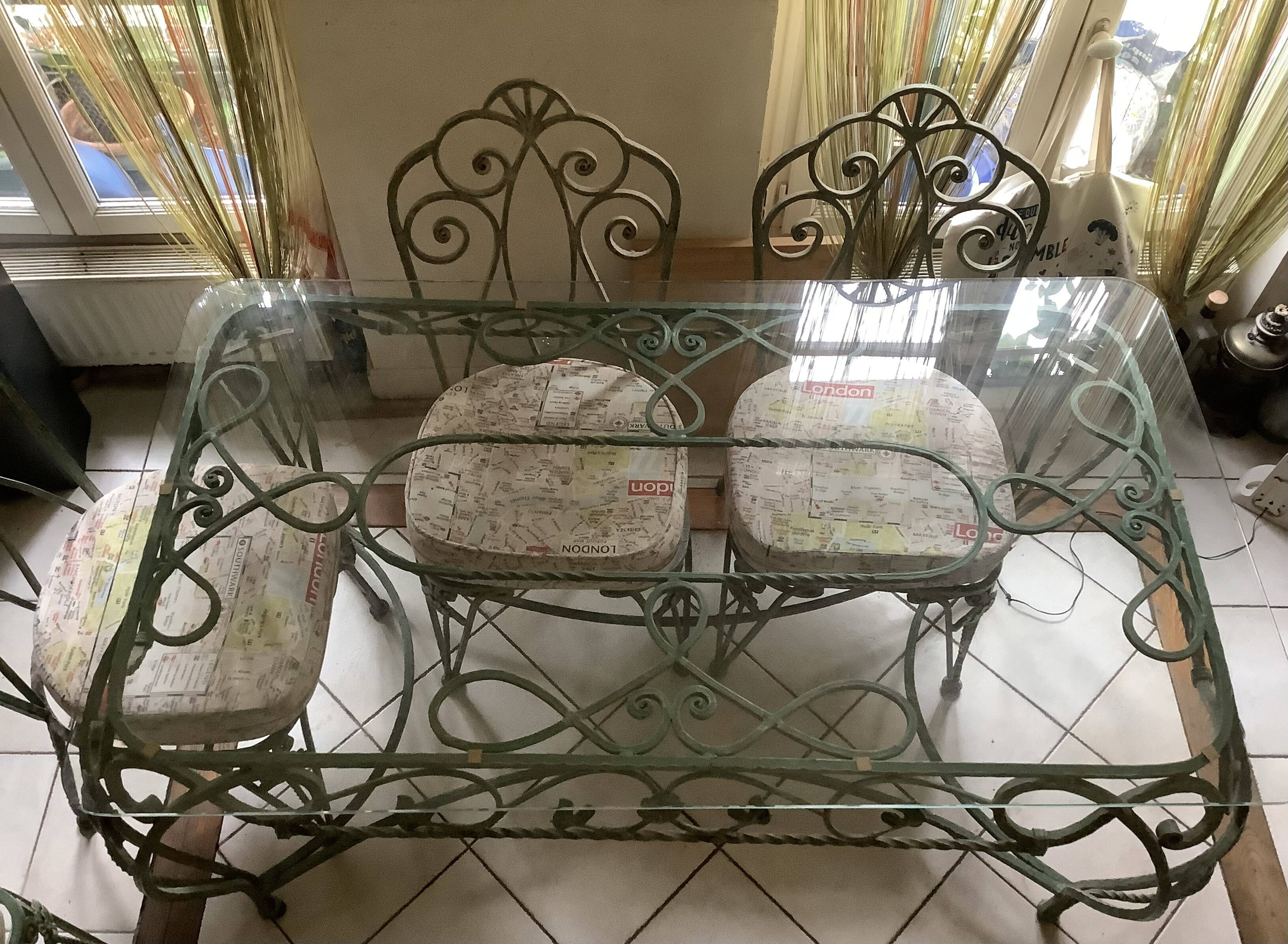 Table et 6 chaises en fer forgé ouvragé
