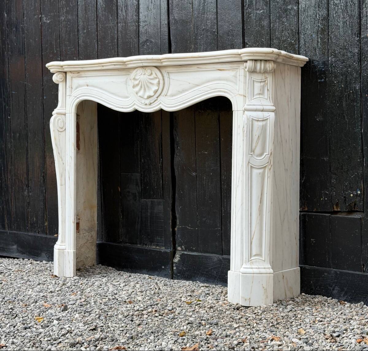 Cheminée de style Louis XV en marbre calacatta vers 1900