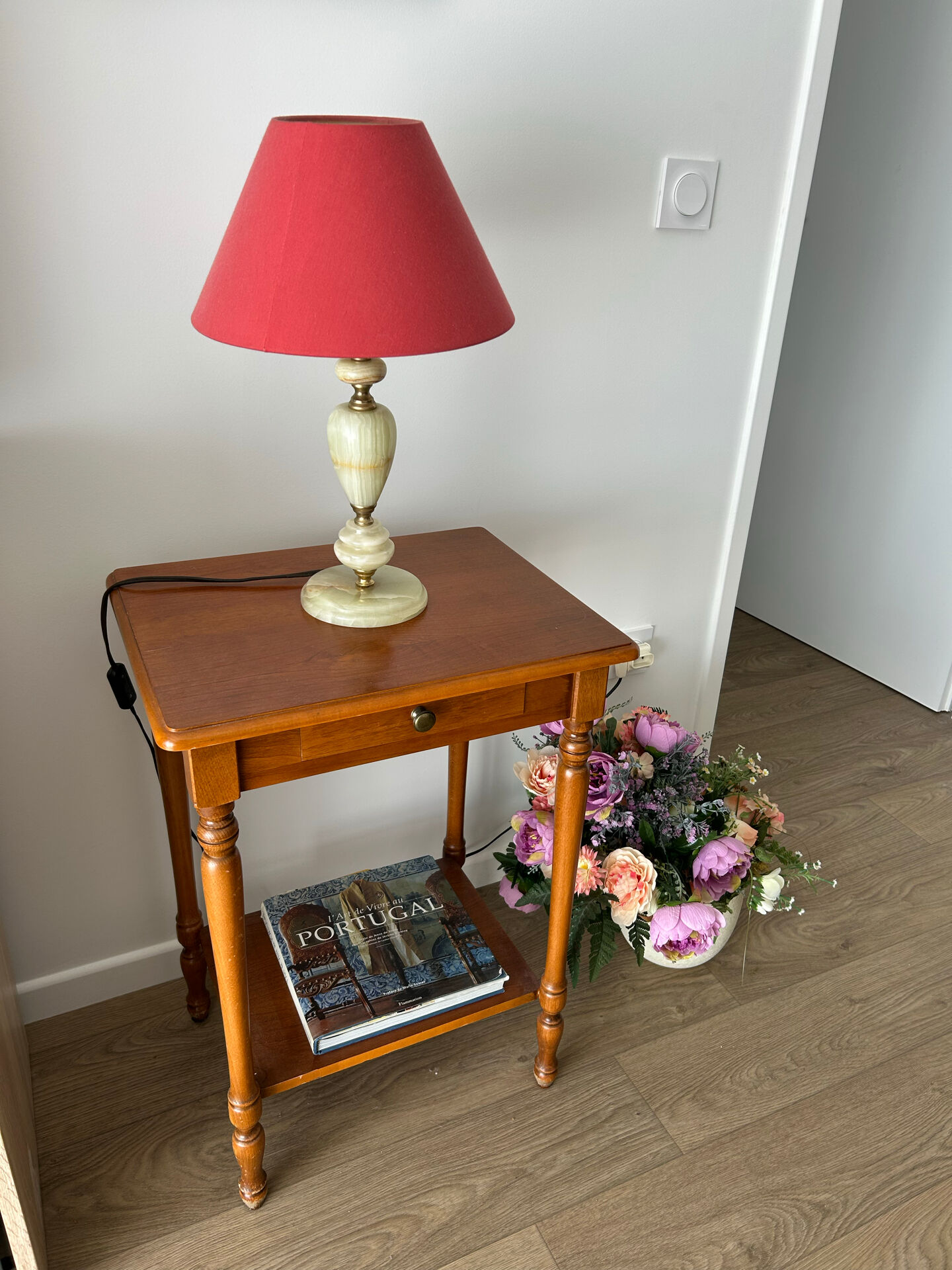 Small accent table in solid wood with a drawer.