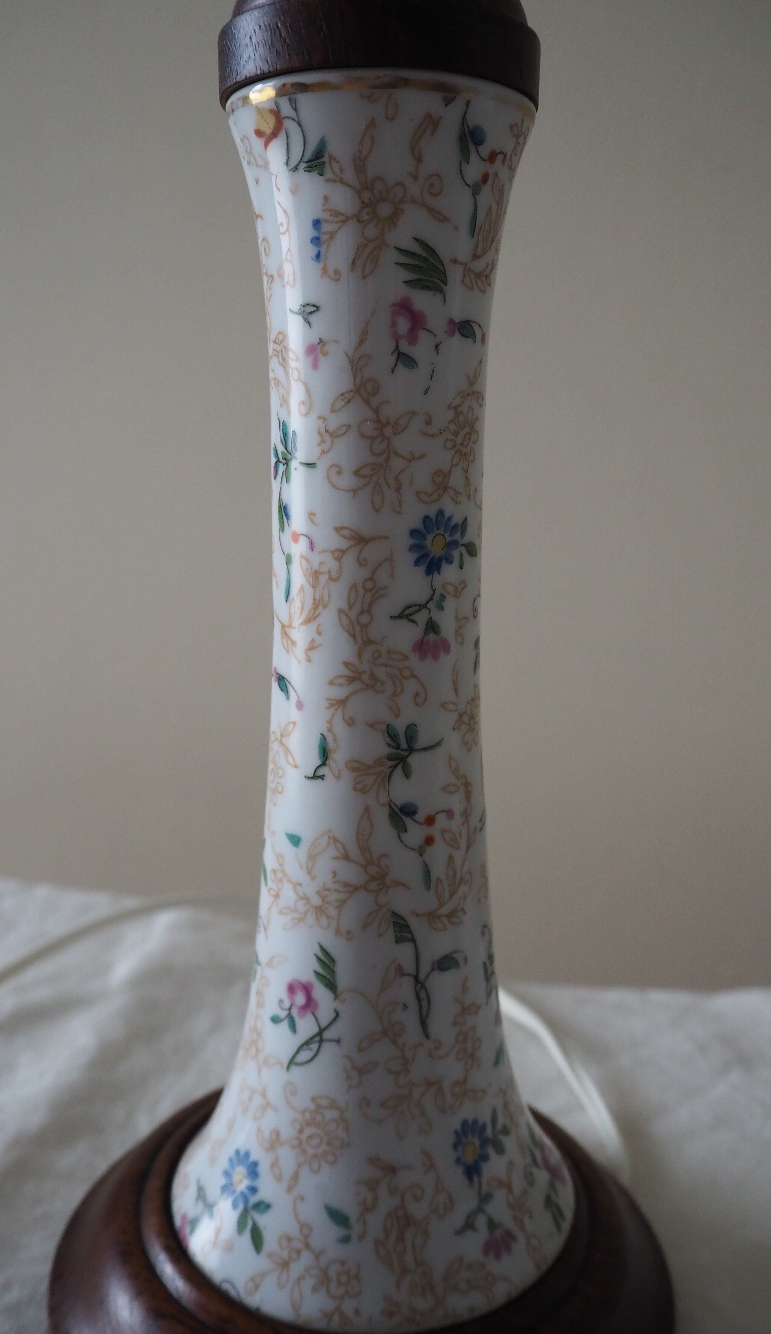 Table lamp for bedside use in earthenware with a wooden base.