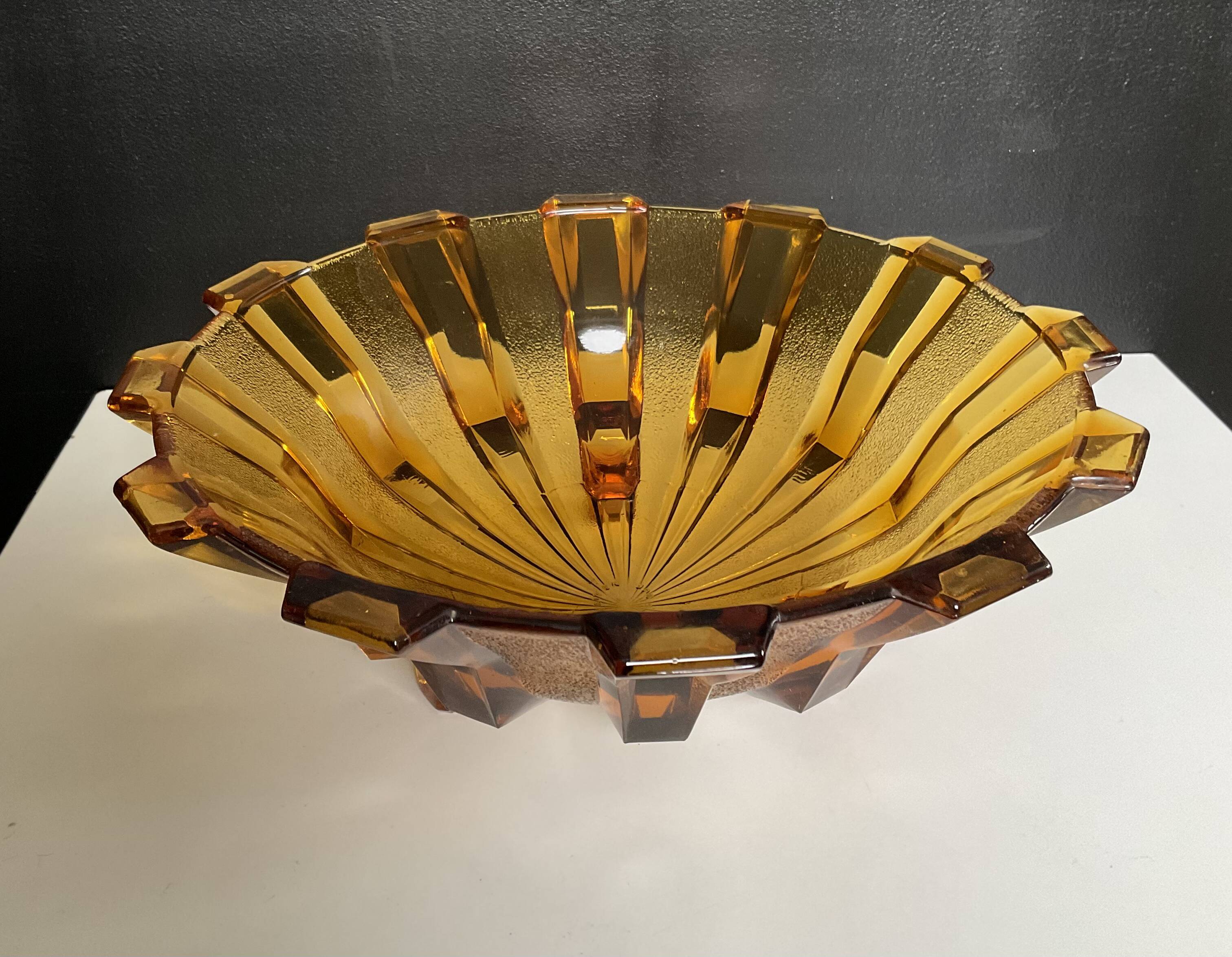 Coupe Art déco en verre ambré