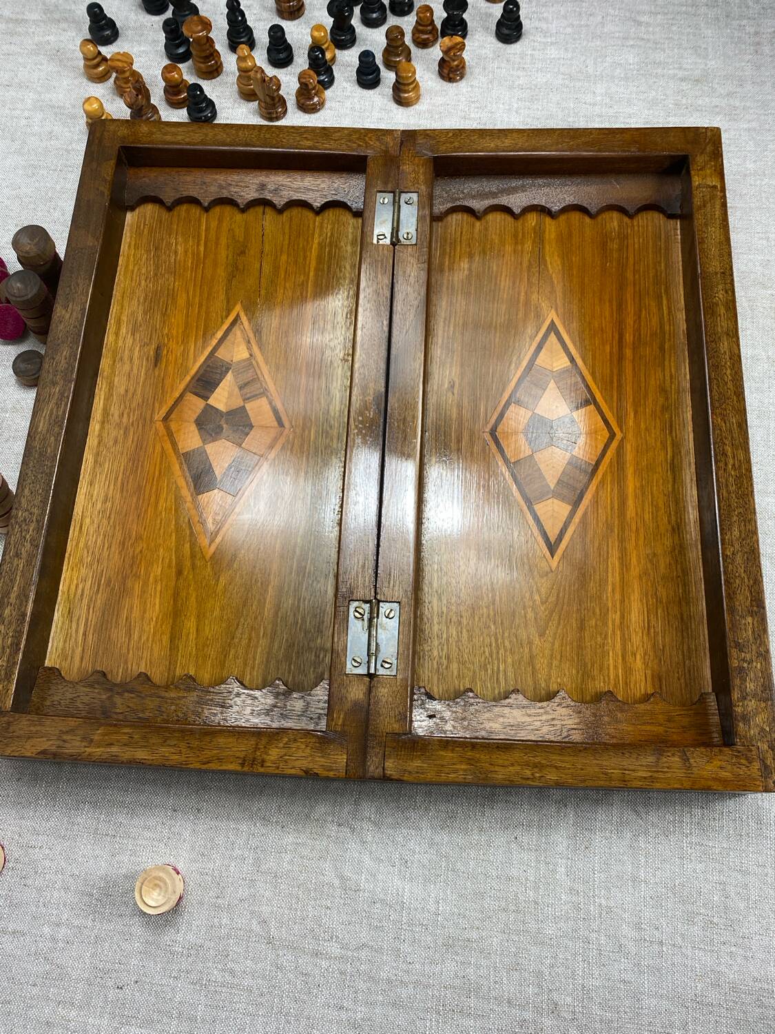 Chess and backgammon set in carved wood and marquetry