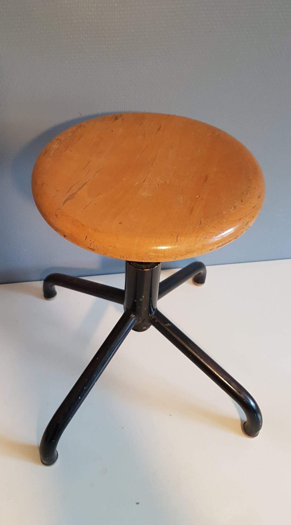 Tabouret d'atelier en bois verni et structure métal noir vintage