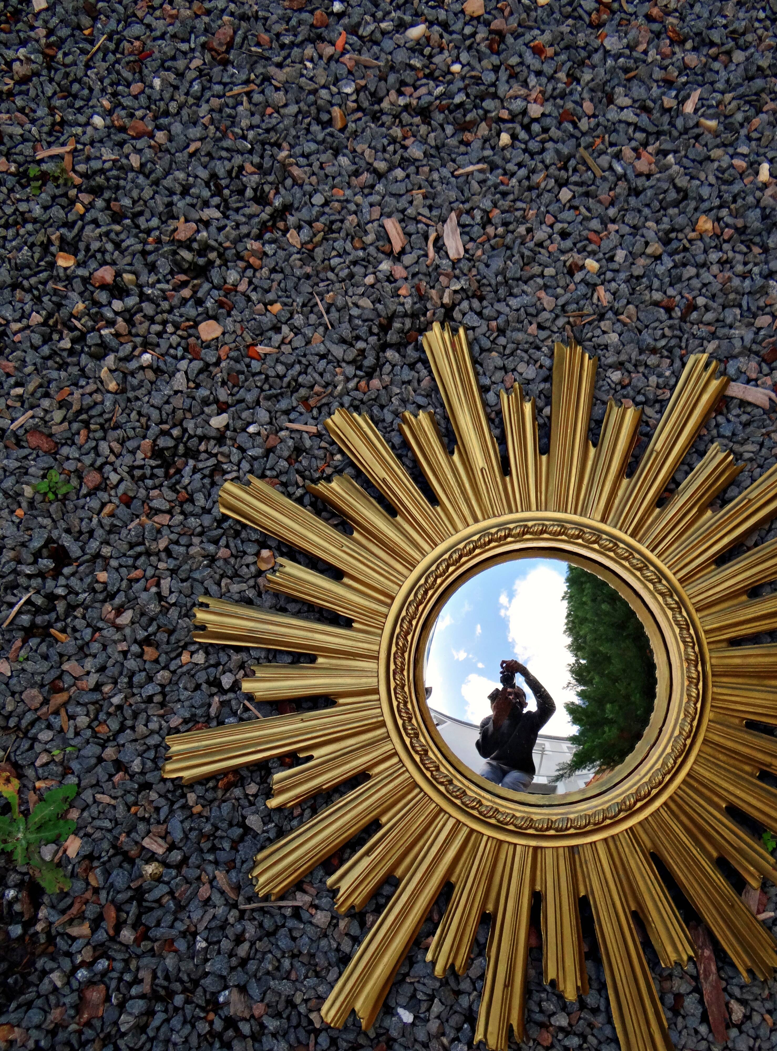 Miroir Soleil Sunburst œil de sorcière en résine doré style mid-century