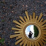 Miroir Soleil Sunburst œil de sorcière en résine doré style mid-century