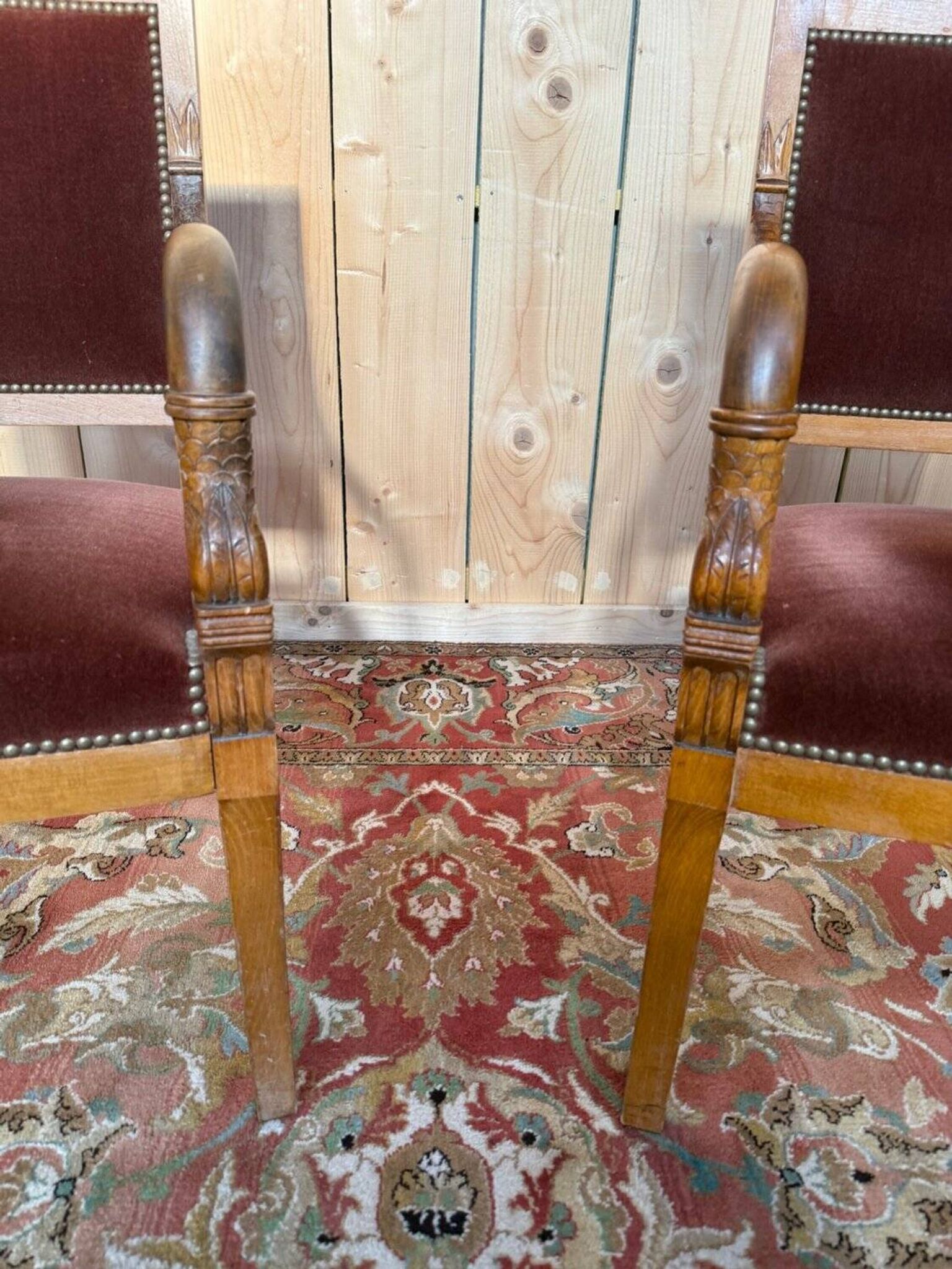Paire de fauteuils style Empire – Accoudoirs dauphins – Hêtre et velours