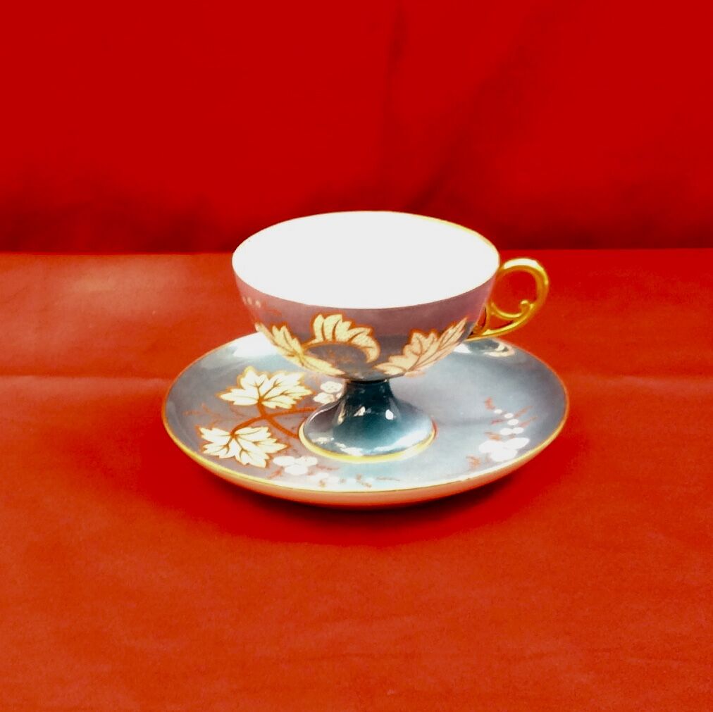Ancienne tasse et soucoupe à chocolat en porcelaine de Paris Dimension : hauteur -8,5cm- D-11,5cm-