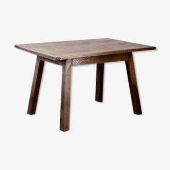 Table en bois massif style brutaliste