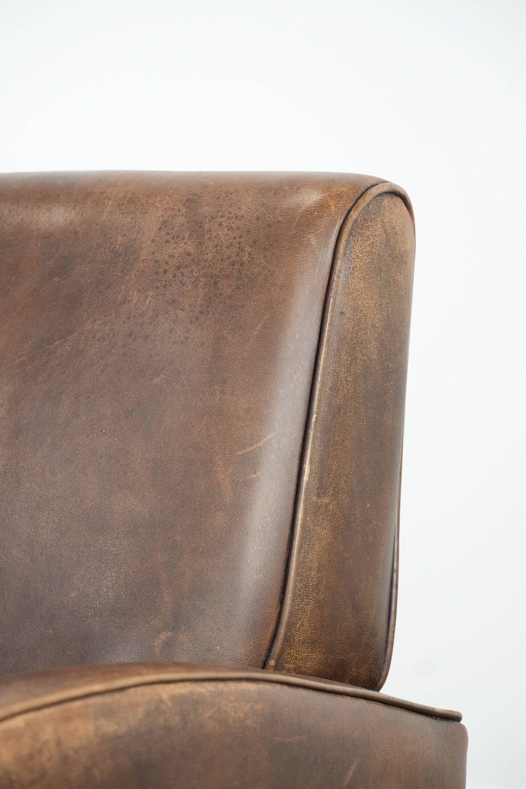 Fauteuil en cuir de mouton élégant et stylé avec un design épuré.