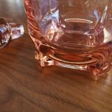 Carafe ancienne en verre rose des années 1940
