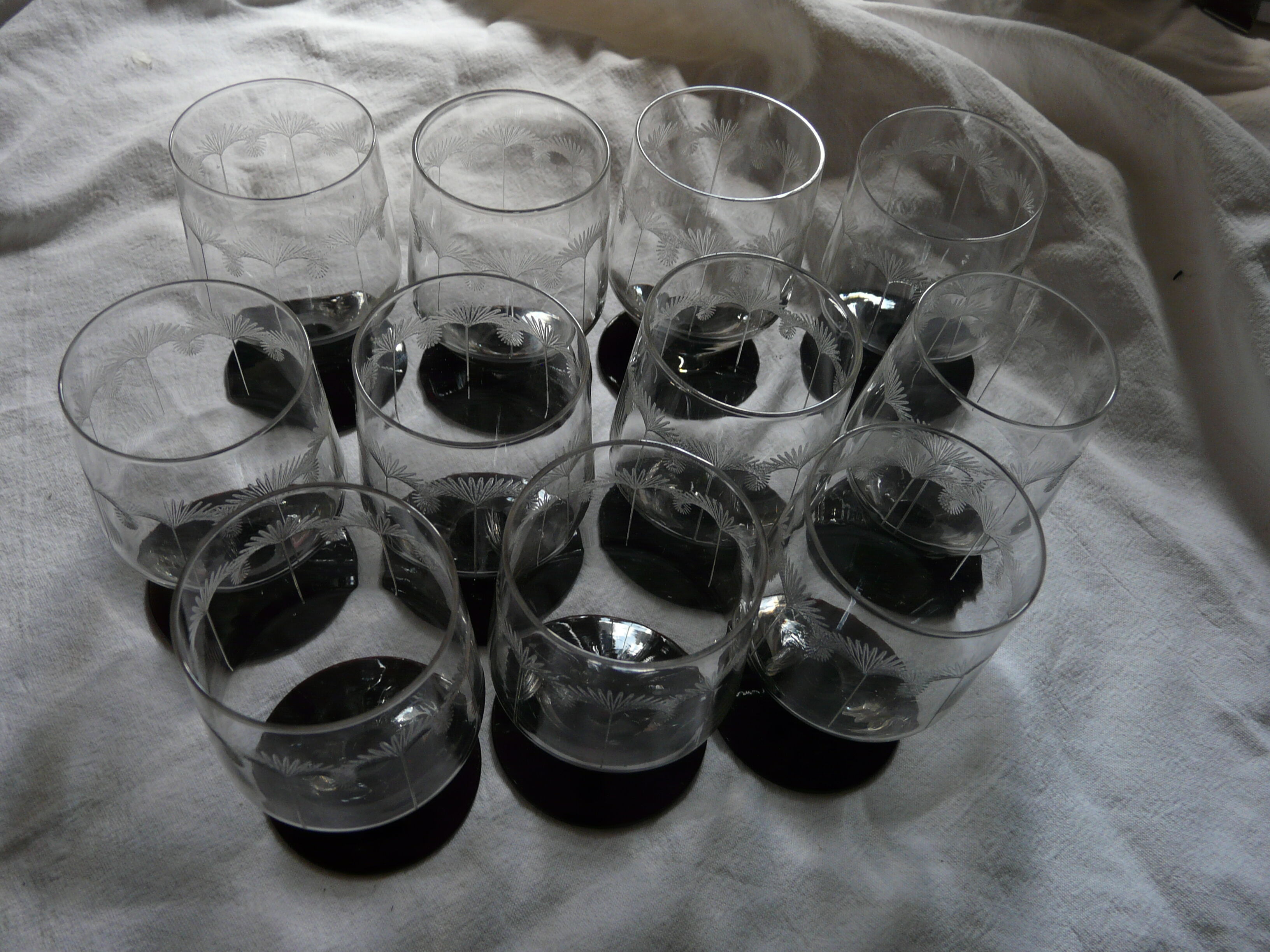 Suite of 11 glasses with engraved glass wine foot of the years 1940 colored foot