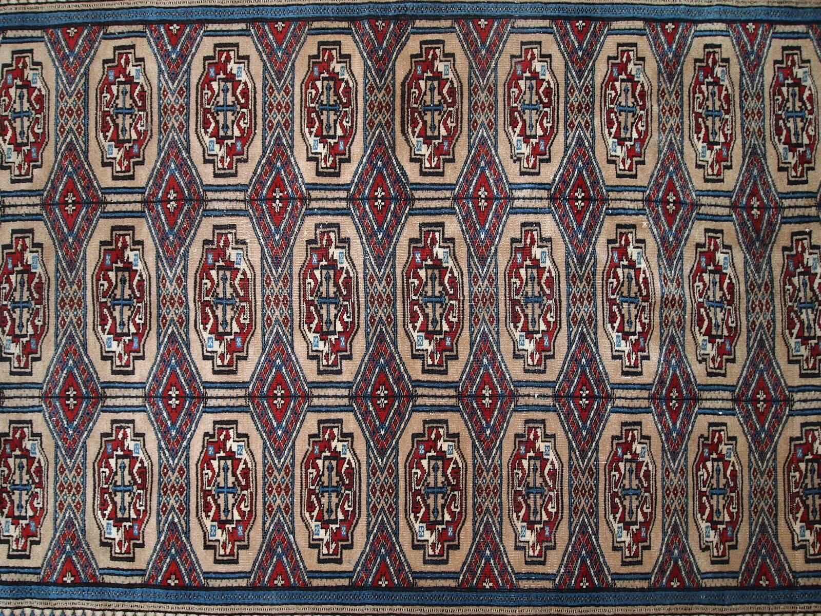 Tapis Vintage Bukhara en Laine, Années 1960, Élégance Traditionnelle