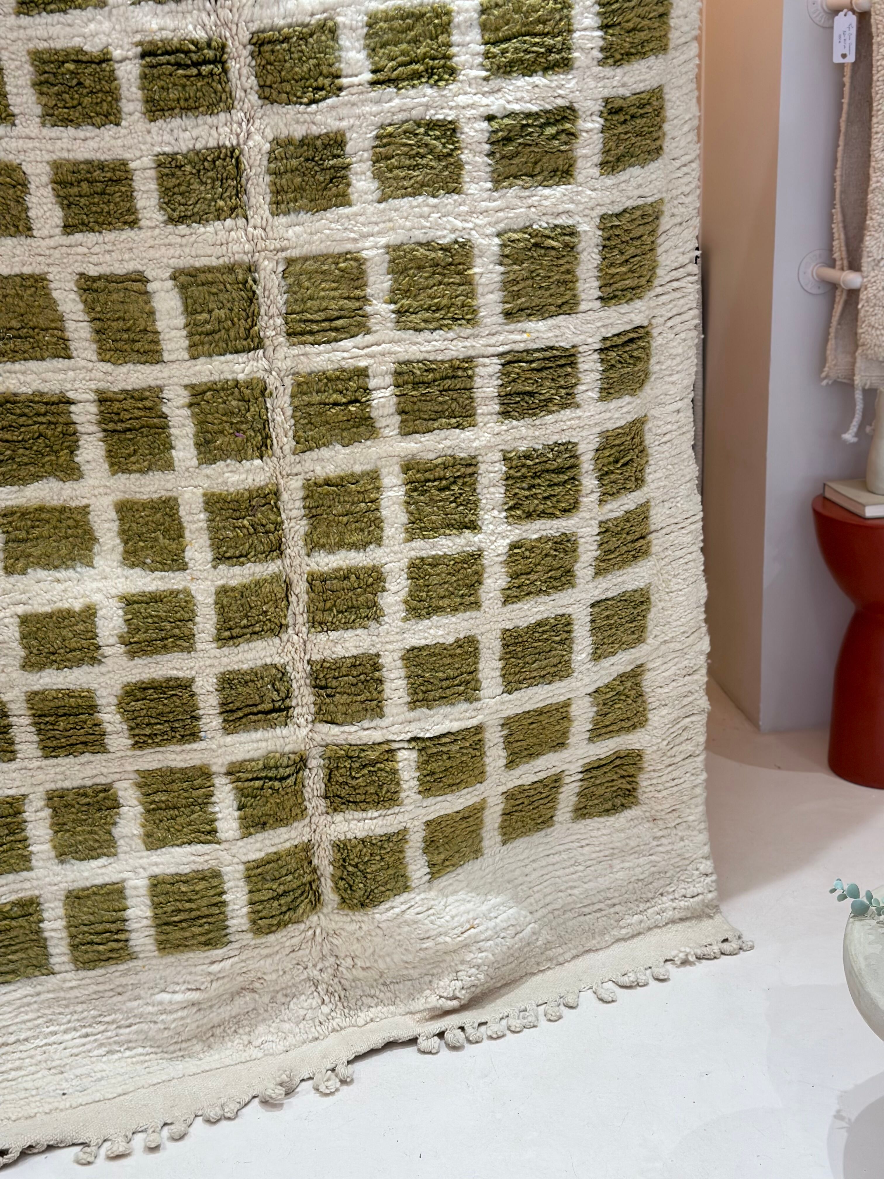 Tapis berbère beni ouarain marocain pure laine graphique contemporain blanc vert