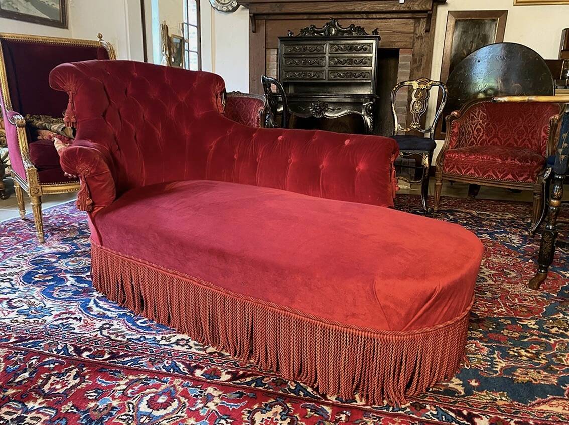 Napoleon III meridian, purple red velvet. Buttoned backrest.