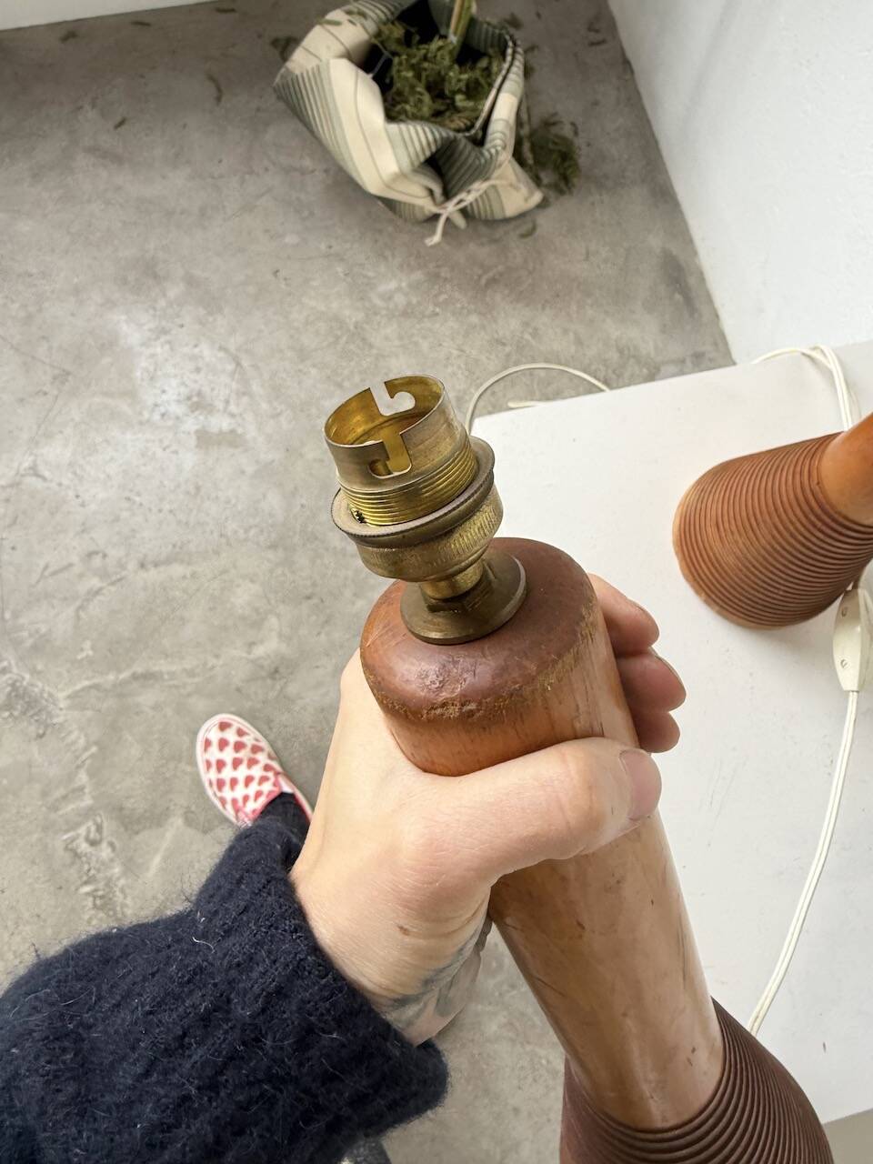 Paire de lampes de table bois chêne années 50