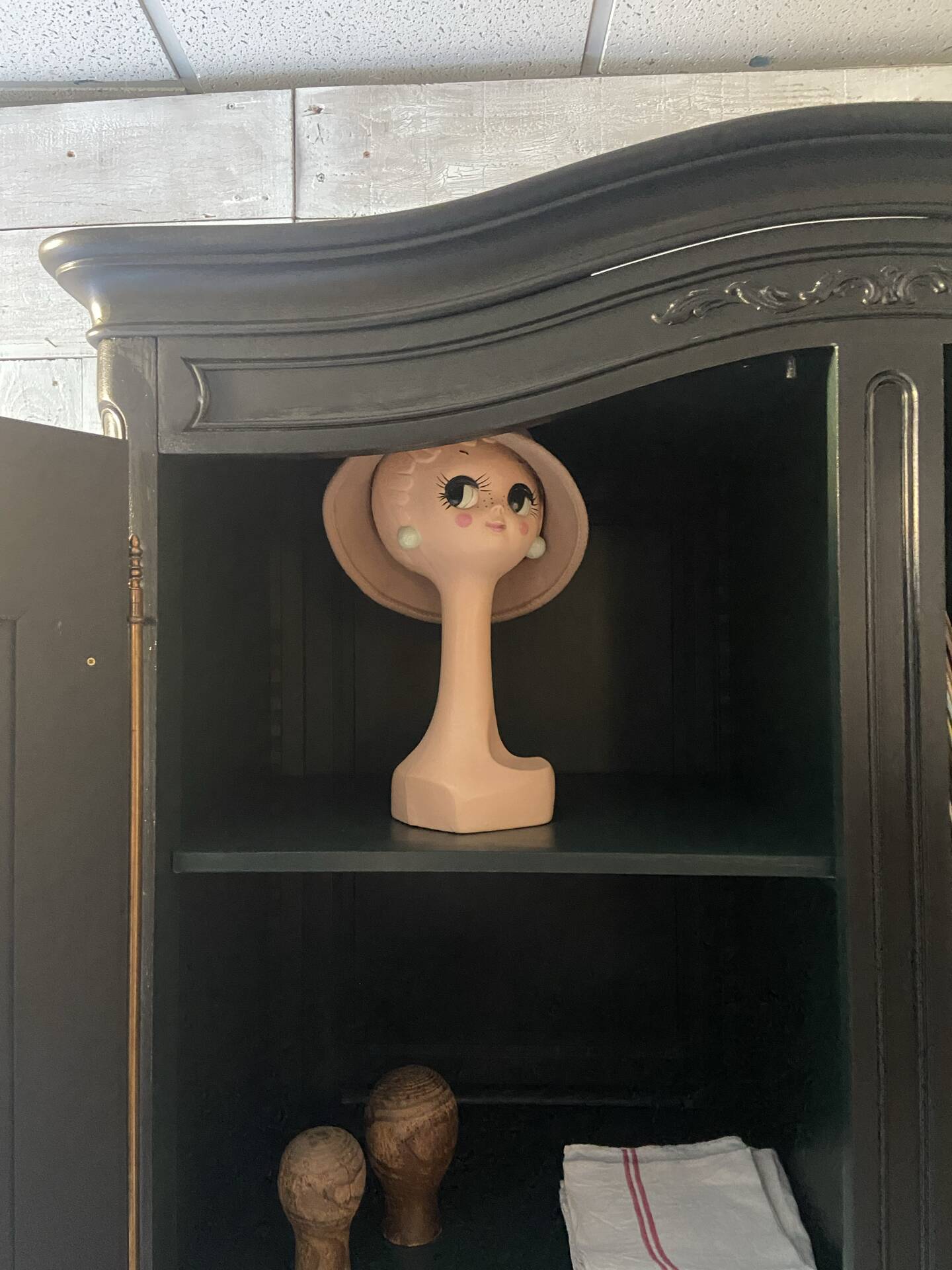 Armoire « chapeau de gendarme »